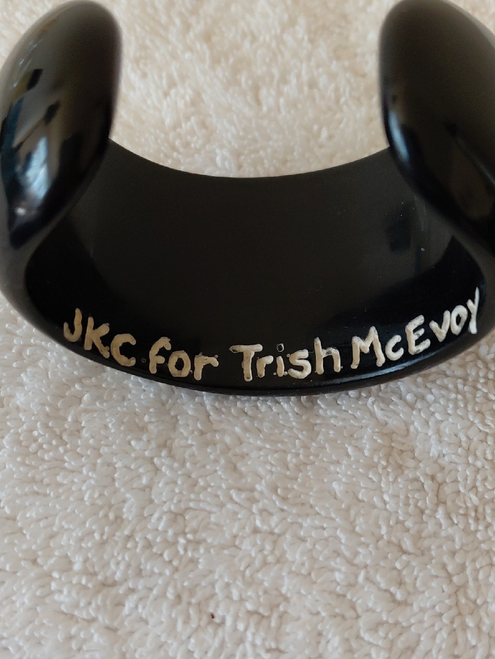 Trish McEvoy Black Resin Bangle with White Winged Heart - Picture 3 of 3